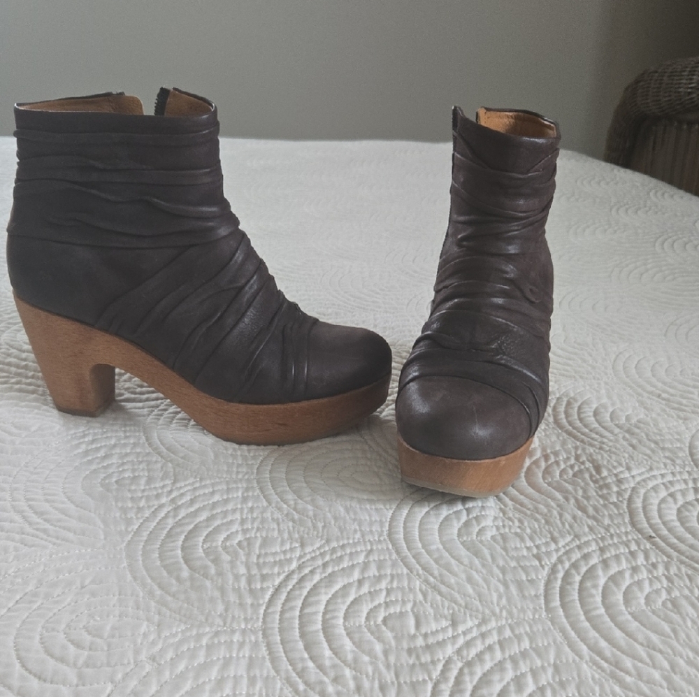 COCLICO Dark Brown Leather Heeled Boots